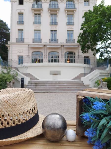 Team Building pétanque dans les allés de l'hôtel de luxe Trianon Palace à Paris en Ile de France