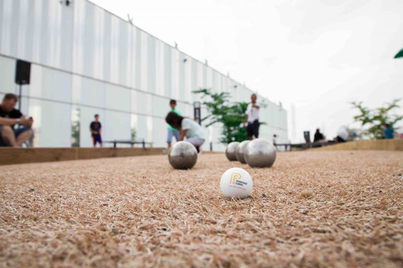 Partie de pétanque centre commercial France