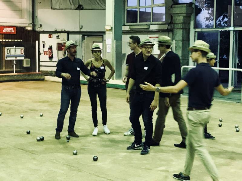 Jennifer animation pétanque et diner Lyonnais dans un  boulodrome privatisé